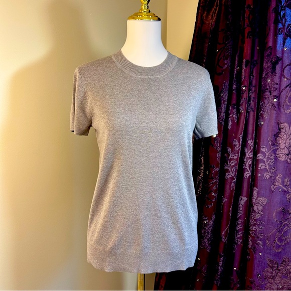 Ladies Arach & Cloz Gray Short Sleeve Crew neck Sweater Size M - Picture 1 of 8